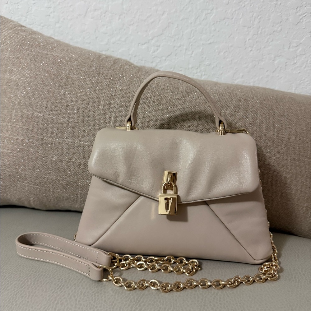 Elegant Beige Handbag with Gold Chain